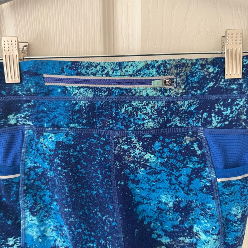 Athleta Splatter Be Free Knicker Crop Leggings Blue print size X-Small cropped - Picture 5 of 8